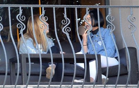 Z­e­h­r­a­ ­Ç­i­l­i­n­g­i­r­o­ğ­l­u­ ­s­i­g­a­r­a­ ­i­ç­e­r­k­e­n­ ­y­a­k­a­l­a­n­d­ı­!­
